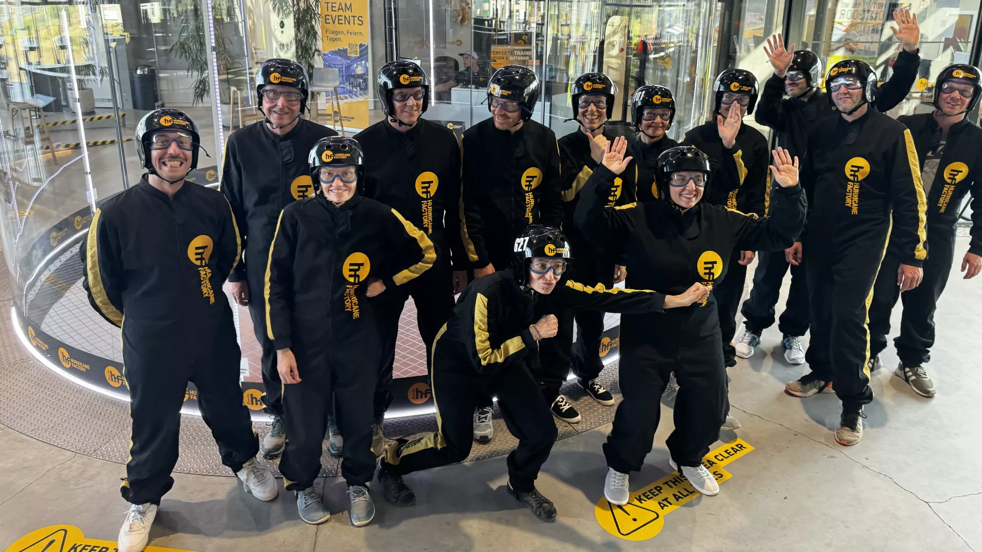 publicgarden team in Schutzanzügen für den Windtunnel