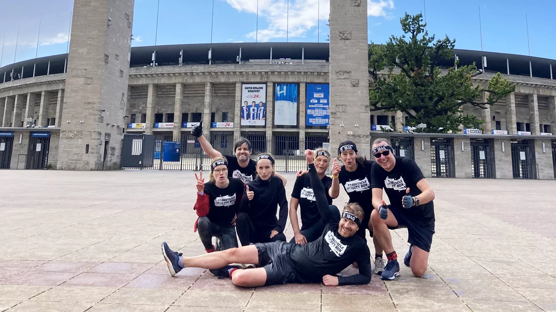 Ein Teil vom publicgarden Team posiert vor dem Olympiastadion