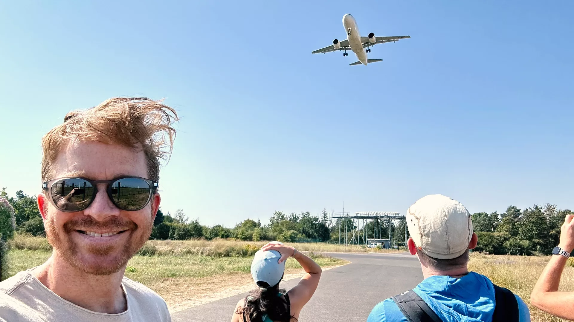 publicgarden Team mit Flugzeug am Himmel